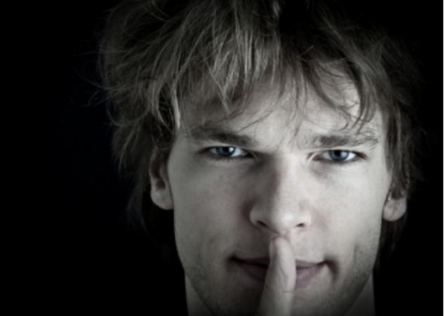 Πώς αντιδρούν οι άνδρες στον έρωτα; Το ζώδιο του έχει την απάντηση...