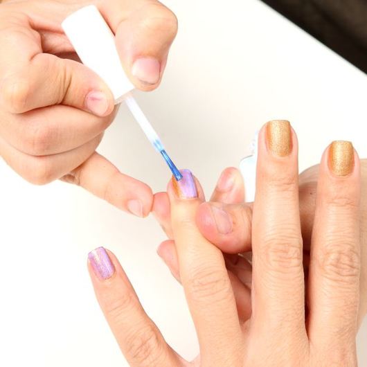 http://www.tlife.gr/files/Image/BEAUTY/2010/HOW%20TO%20BODY/NAILFOILS/resized/2_530_530.JPG