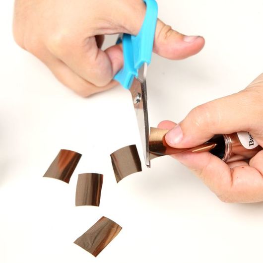 http://www.tlife.gr/files/Image/BEAUTY/2010/HOW%20TO%20BODY/NAILFOILS/resized/3_530_530.JPG