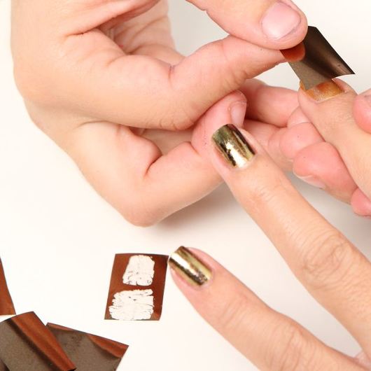 http://www.tlife.gr/files/Image/BEAUTY/2010/HOW%20TO%20BODY/NAILFOILS/resized/4_530_530.JPG