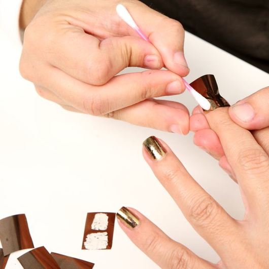 http://www.tlife.gr/files/Image/BEAUTY/2010/HOW%20TO%20BODY/NAILFOILS/resized/5_530_530.JPG