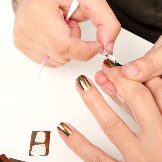 http://www.tlife.gr/files/Image/BEAUTY/2010/HOW%20TO%20BODY/NAILFOILS/resized/6_530_530.JPG