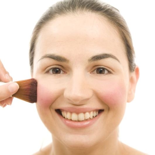 http://www.tlife.gr/files/Image/BEAUTY/2010/HOW%20TO%20PROSOPO/ROUZ%20SXIMA%20PROSOPOU/resized/obal_530_530.jpg
