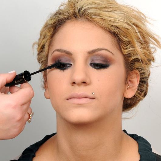 http://www.tlife.gr/files/Image/BEAUTY/2011/HOWTOPROSOPO/PALETA_SMOKY/resized/12_530_530.jpg