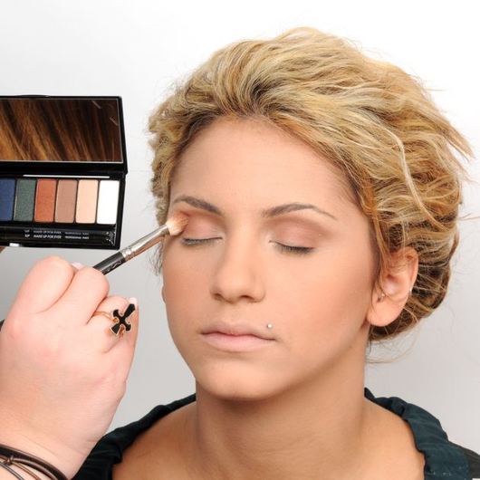 http://www.tlife.gr/files/Image/BEAUTY/2011/HOWTOPROSOPO/PALETA_SMOKY/resized/2_530_530.jpg
