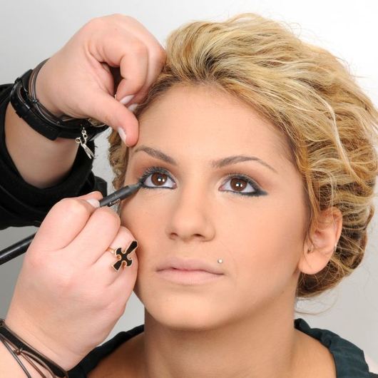 http://www.tlife.gr/files/Image/BEAUTY/2011/HOWTOPROSOPO/PALETA_SMOKY/resized/4_530_530.jpg