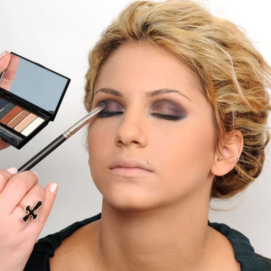http://www.tlife.gr/files/Image/BEAUTY/2011/HOWTOPROSOPO/PALETA_SMOKY/resized/6_530_530.jpg
