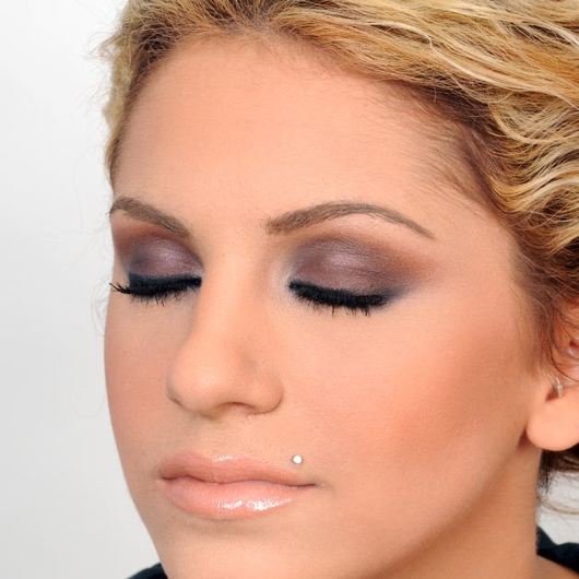 http://www.tlife.gr/files/Image/BEAUTY/2011/HOWTOPROSOPO/PALETA_SMOKY/resized/close_530_530.jpg