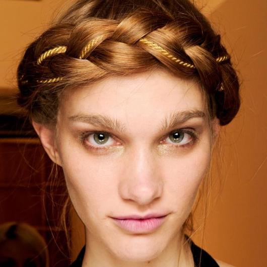http://www.tlife.gr/files/Image/BEAUTY/2011/TRENDS/HAIR2012/resized/fetherson_baw1112_011_s_530_530.jpg
