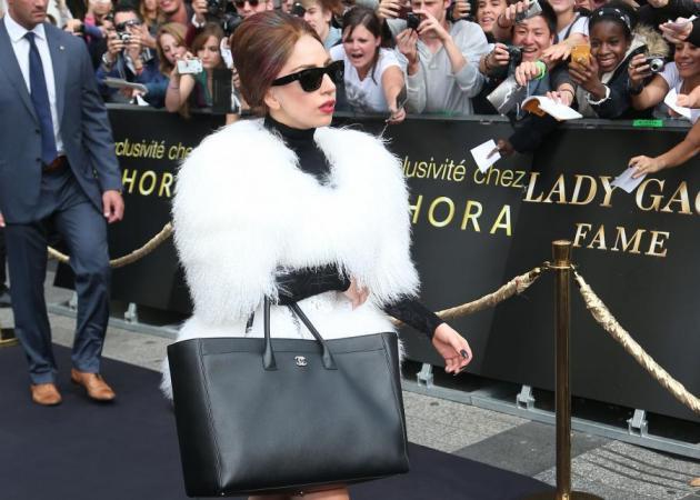 Πώς θα σου φαινόταν αν ψώνιζες στα Sephora δίπλα στην Lady Gaga; Κάποιοι το έζησαν κι έχουμε βίντεο!