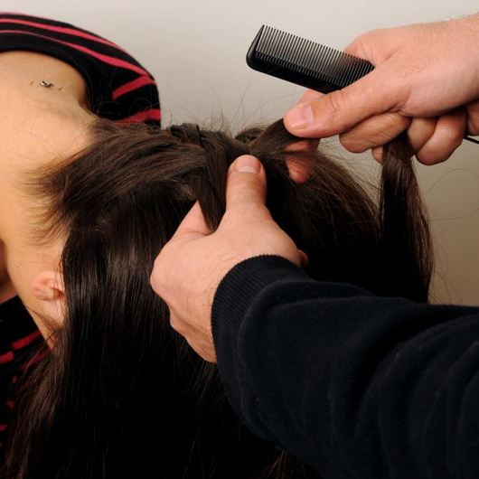 http://www.tlife.gr/files/Image/BEAUTY/2012/HOW_TO_HAIR/TOP_KNOT_PLEKSIDA/resized/1_530_530.jpg