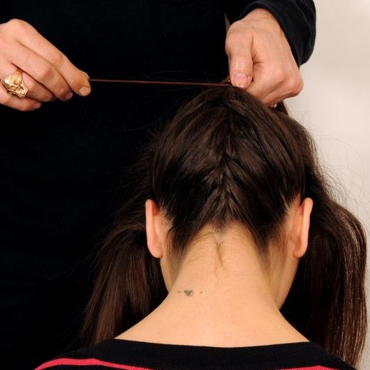 http://www.tlife.gr/files/Image/BEAUTY/2012/HOW_TO_HAIR/TOP_KNOT_PLEKSIDA/resized/2_530_530.jpg