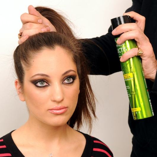 http://www.tlife.gr/files/Image/BEAUTY/2012/HOW_TO_HAIR/TOP_KNOT_PLEKSIDA/resized/5_530_530.jpg