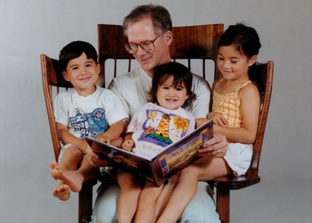 Δείτε τι έκανε αυτός ο μπαμπάς για να διαβάζει παραμύθια στα παιδιά του!