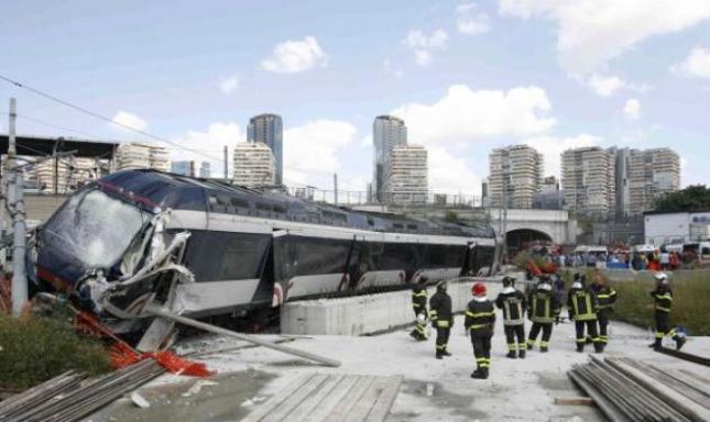 Ένας νεκρός και 30 τραυματίες από εκτροχιασμό τρένου