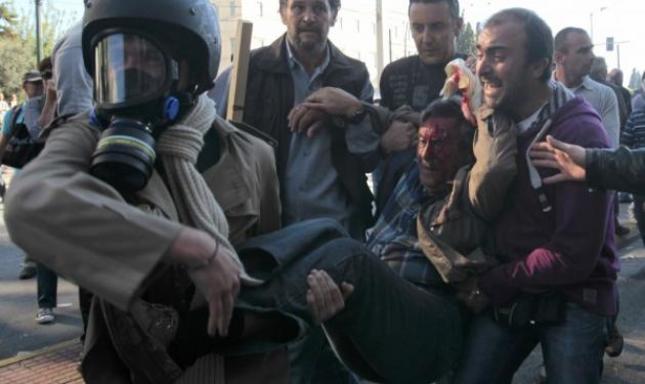 Μάτωσαν τη διαδήλωση αλλά ο κόσμος παραμένει στο Σύνταγμα