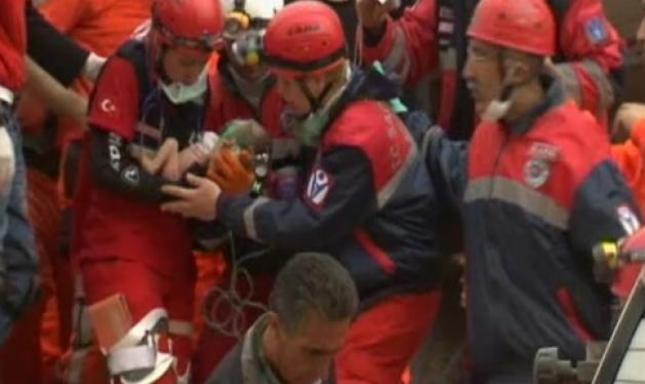 Τουρκία: Απεγκλώβισαν ζωντανό από τα συντρίμια 14 ημερών βρέφος