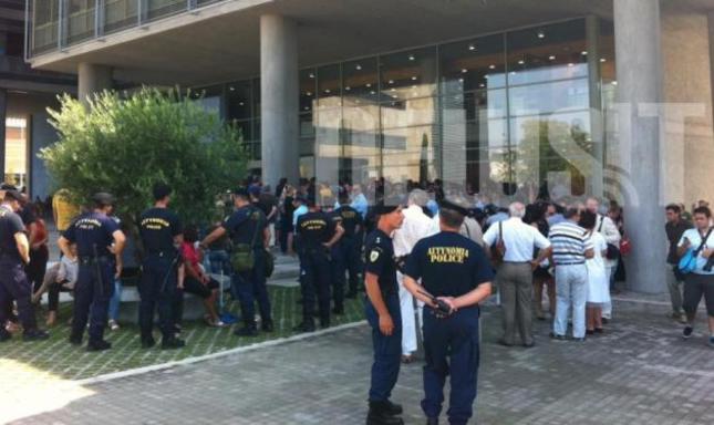 Γιούχαραν τον πρωθυπουργό την ώρα που έμπαινε στο Δημαρχείο