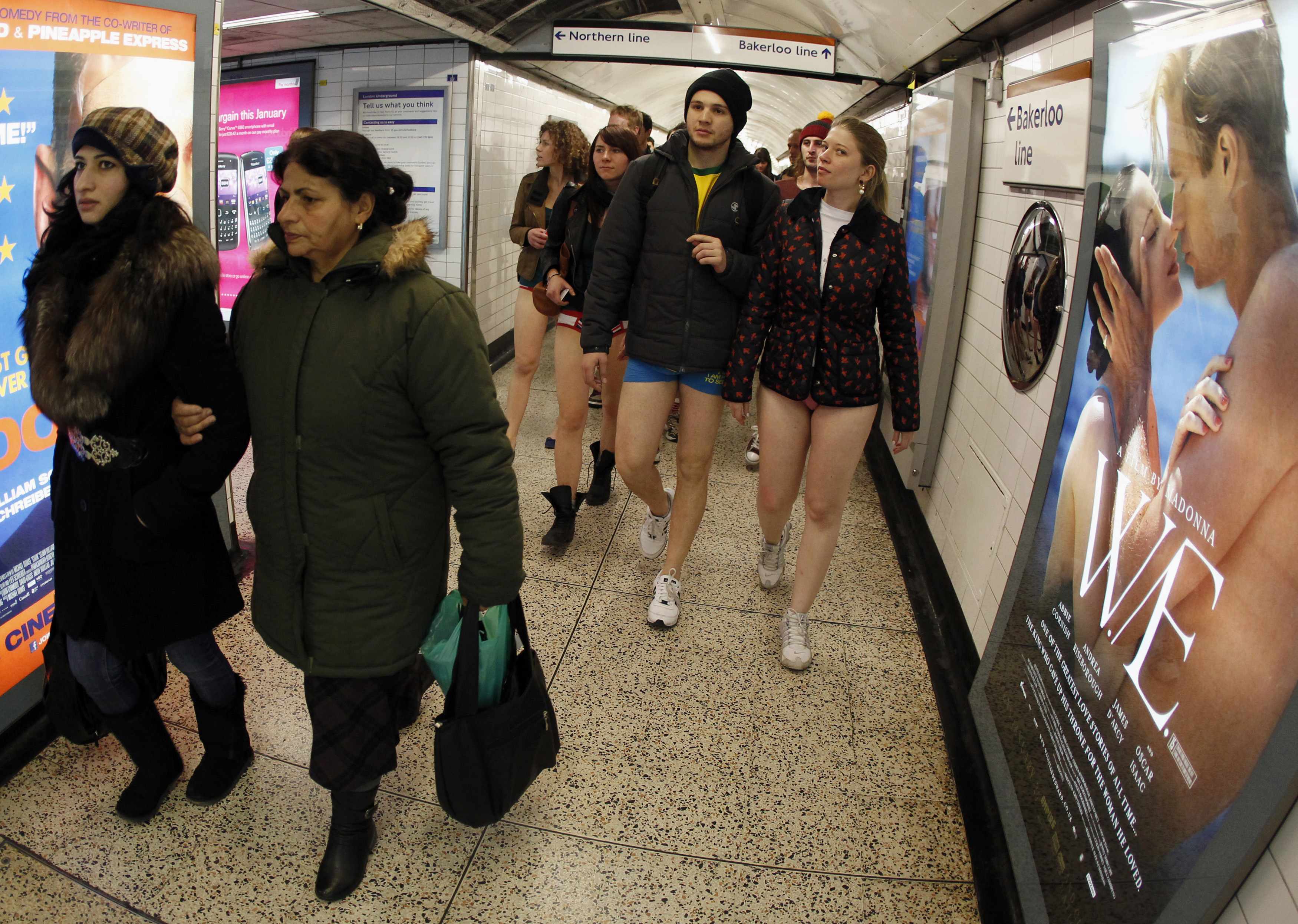  Μια συνηθισμένη μέρα στο Μετρό αλλά χωρίς... παντελόνια! Δείτε  φωτογραφίες