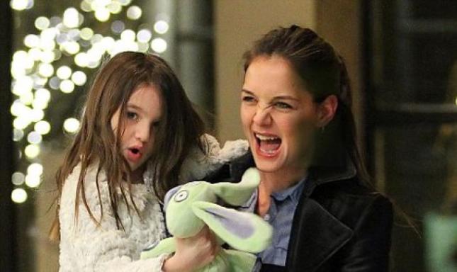 H Suri κουράστηκε και η Katie Holmes προσπαθεί να την κρατήσει ξύπνια!
