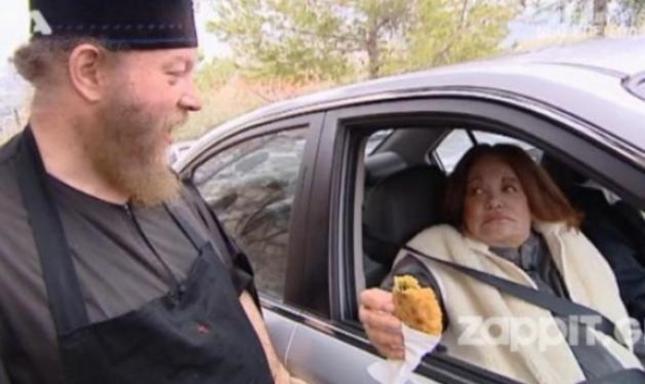 Ο μοναχός σούπερ σταρ, που κερνάει τη Μ. Χρονοπούλου και τραγουδάει Αν είναι να κολαστώ!