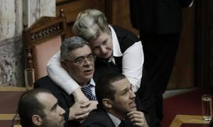 Αποτέλεσμα εικόνας για Βουλευτες κοιμουνται και παιζουν καικαπνιζουν  στη βουλη