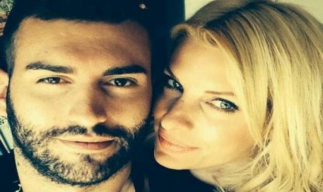 Aπό που ανέβασε η Ελένη Μενεγάκη αυτή τη φωτογραφία με τον αδερφό της;