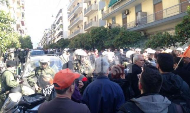Επεισόδια έξω από το γραφείο του Κυριάκου Μητσοτάκη - Απωθήθηκαν με ξύλο και χημικά συγκεντρωθέντες της ΑΔΕΔΥ