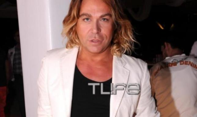 Ο Τρύφωνας Σαμαράς θυμάται πότε ο Λάκης Γαβαλάς είχε φορέσει ξανά κόκκινο κραγιόν! Φωτό