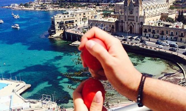 Ποια γνωστή Ελληνίδα τσουγκρίζει αυγά απολαμβάνοντας αυτή τη θέα;