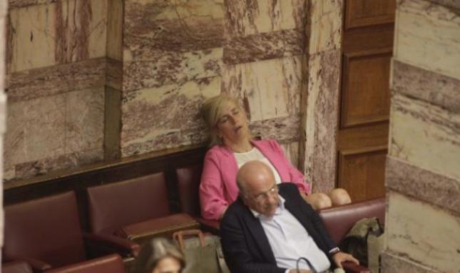 Και οι βουλευτές... νυστάζουν! Ο φωτογραφικός φακός τους έπιασε στον ... ύπνο!
