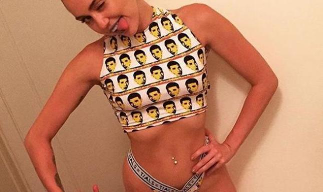 Η Miley Cyrus μας καληνύχτισε δείχνοντας στο instagram το στήθος της...