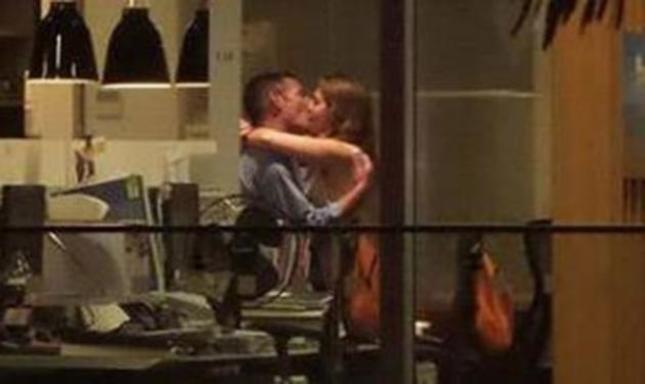 Έκαναν σεξ στο γραφείο και νόμιζαν ότι δεν τους έβλεπε κανείς...