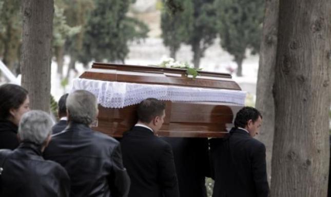 Σοκ σε κηδεία στην Κρήτη! Όταν οι συγγενείς άνοιξαν το φέρετρο...