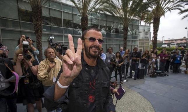 Ringo Starr: Ο ντράμερ των Beatles έγινε 75 ετών και το γιόρτασε με μία εντυπωσιακή τούρτα και το πιο... rock outfit!