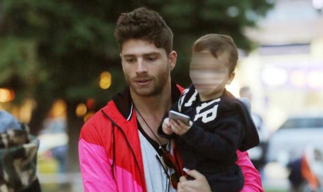 Γιώργος Μανίκας: Βόλτα με τον γιο του στο τιμόνι!