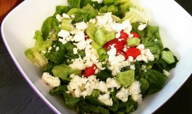Ποια παρουσιάστρια έφαγε αυτή τη σαλάτα;