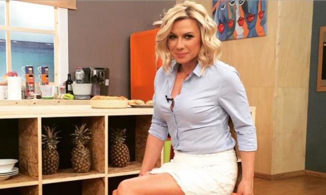 Κατερίνα Καραβάτου: Η μικρή Αέλια κάνει το ντεμπούτο της στη σκηνή και το κοινό την παρακολουθεί!