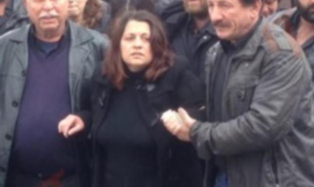 Ράγισαν κι οι πέτρες με τη μητέρα του Βαγγέλη στην κηδεία: Μ' ακούς Βαγγέλη; Είμαι περήφανη