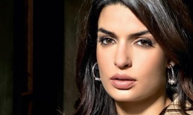 Σωτηροπούλου: Άκρως εντυπωσιακή με δημιουργία της Υβόννης Μπόσνιακ!