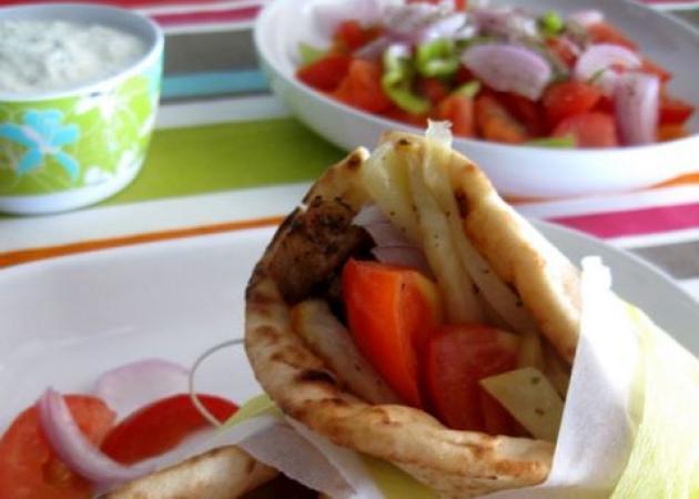 Σουβλάκι ή χωριάτικη σαλάτα; Πόσες θερμίδες έχει το καθένα - Μην βιαστείς...