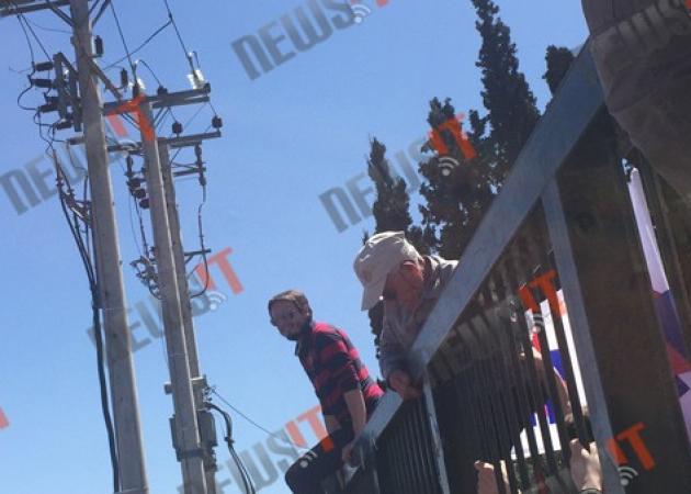 Δες τον καγκελάριο παππού να σκαρφαλώνει στο υπουργείο Παιδείας!