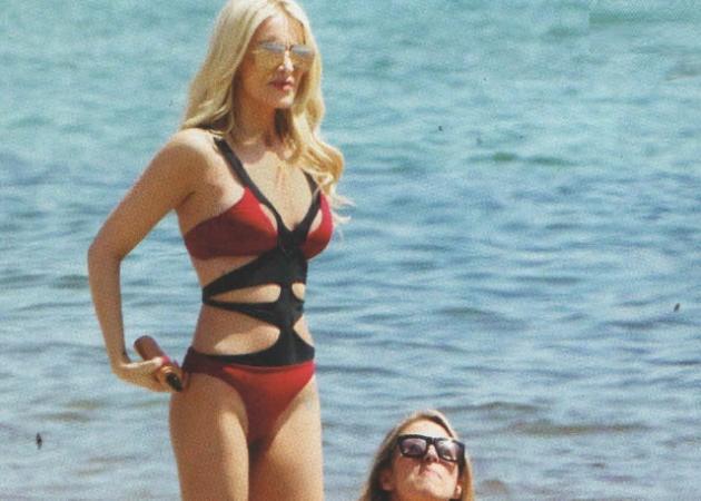 Κατερίνα Καινούργιου: “Τρέλανε” με το σέξι κόκκινο μαγιό της... στην παραλία!