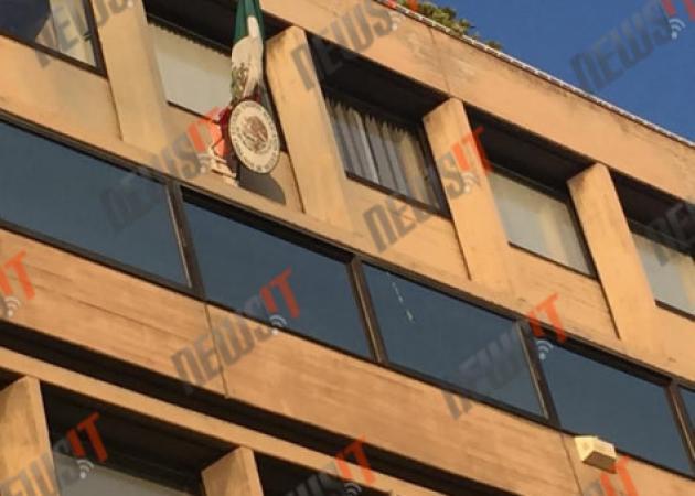 Συναγερμός στην πρεσβεία του Μεξικού στο Κολωνάκι - Πυροβόλησαν το κτίριο - Βρέθηκε μία τρύπα από σφαίρα κάτω από τη σημαία της πρεσβείας