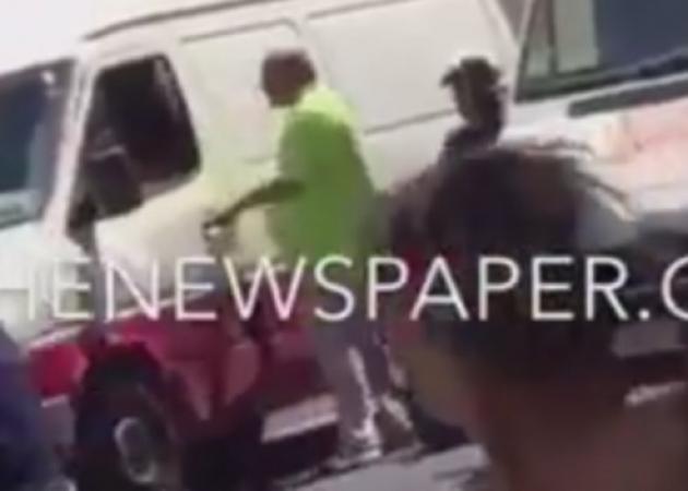 Βόλος: Το ντοκουμέντο της επίθεσης Μπέου σε οδηγό που πάρκαρε παράνομα - ''Εγώ δεν είμαι γραβατάκιας''