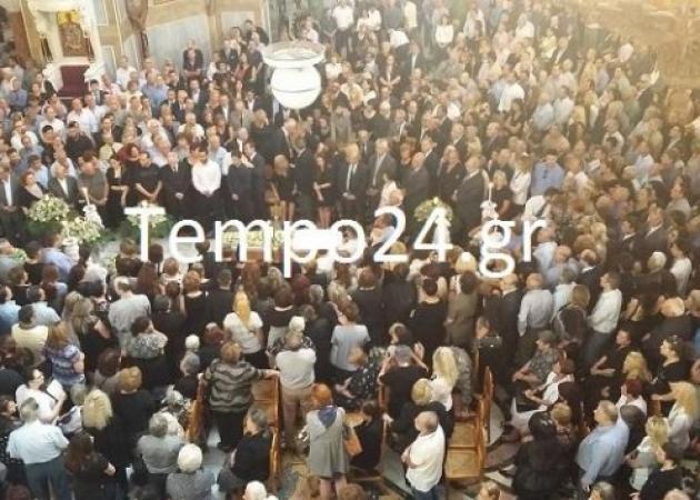 Το τελευταίο αντίο στην 16χρονη Νίκη - Ασφυκτικά γεμάτος ο ναός του Αγίου Ανδρέα - Φωτογραφίες και βίντεο