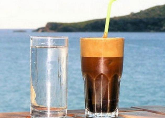 Καφές το πρωί: Γιατί ΔΕΝ πρέπει να τον πίνεις με άδειο στομάχι