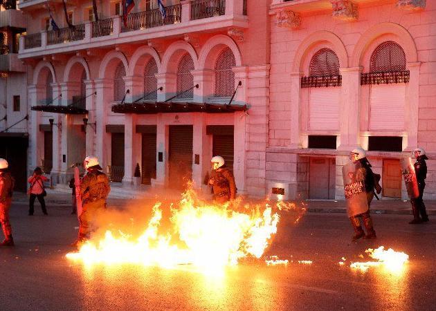 Επεισόδια στο Σύνταγμα! Πετροπόλεμος, χημικά, χειροβομβίδες κρότου - λάμψης και βροχή από μολότοφ!