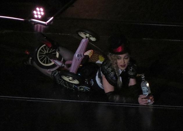 Ξανά “λιώμα” στη σκηνή η Madonna! Παραληρεί με ένα μπουκάλι τεκίλα στα χέρια