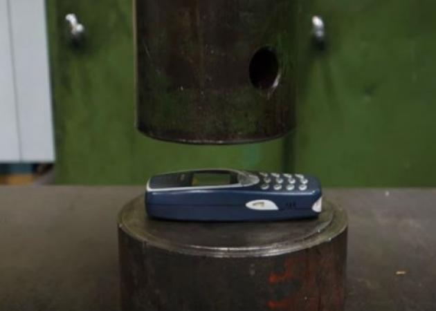 Θυμάσαι το θρυλικό Nokia 3310 με το φιδάκι; Δες πως έγινε κάτω από μια πρέσα!